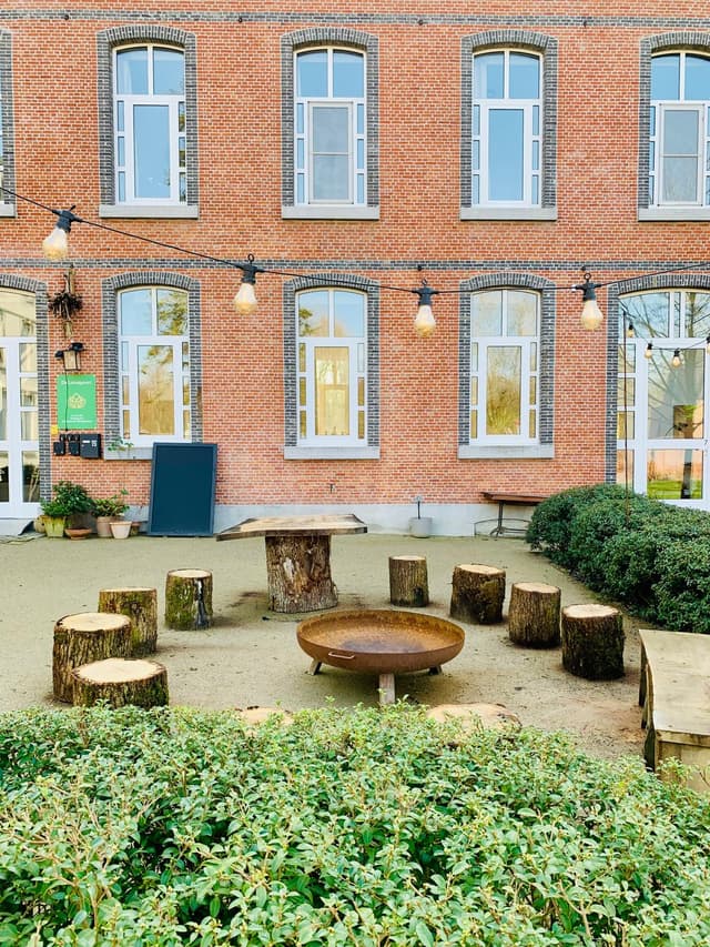 Buitenaanzicht van De Lotuspoort B&B in de Abdij van Bornem, Scheldeland